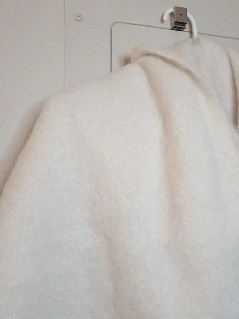 NEW Abercrombie Fitch Scarf White Oversized Fluffy Bulky Oversized Fringed